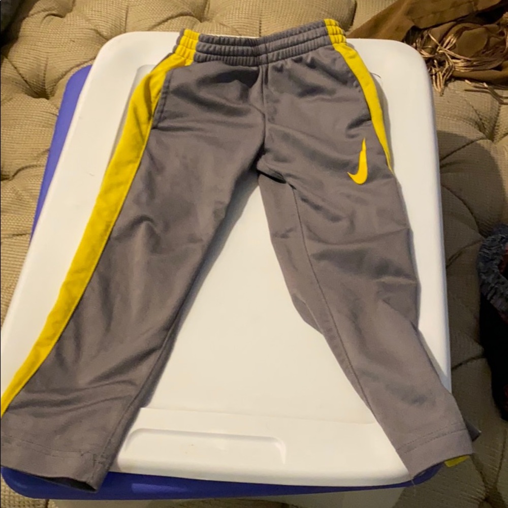 Nike pants size 5t